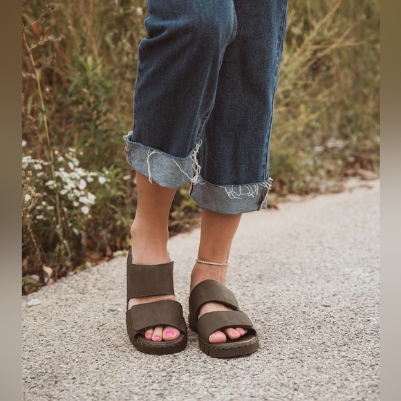 MUK LUKS Woman’s Flexi Sandals w/ Soft Cushion- Size: 6 - Picture 2 of 10